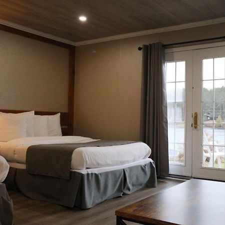 Algonquin Lakeside Inn Dwight Экстерьер фото