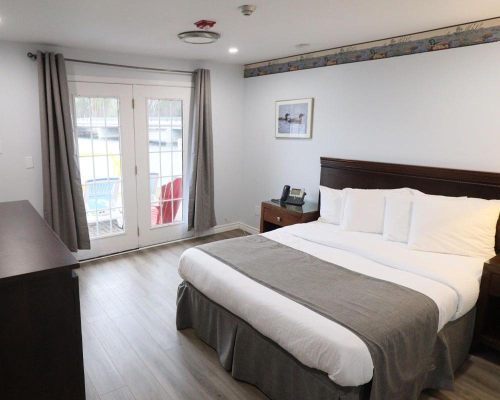 Algonquin Lakeside Inn Dwight Экстерьер фото