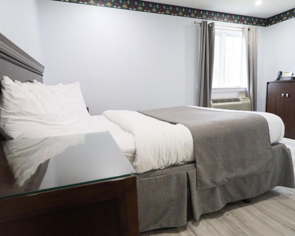 Algonquin Lakeside Inn Dwight Экстерьер фото