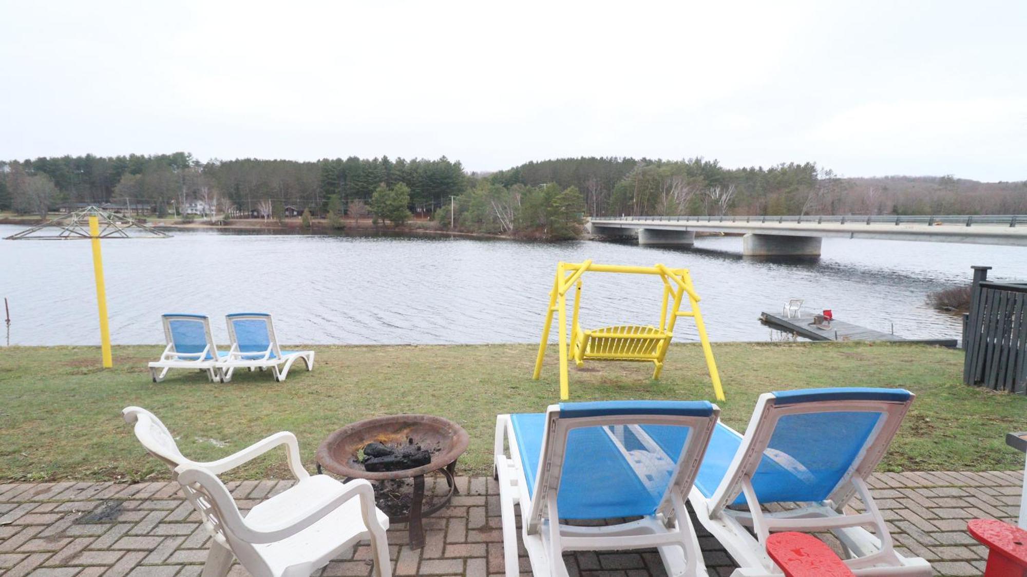 Algonquin Lakeside Inn Dwight Экстерьер фото