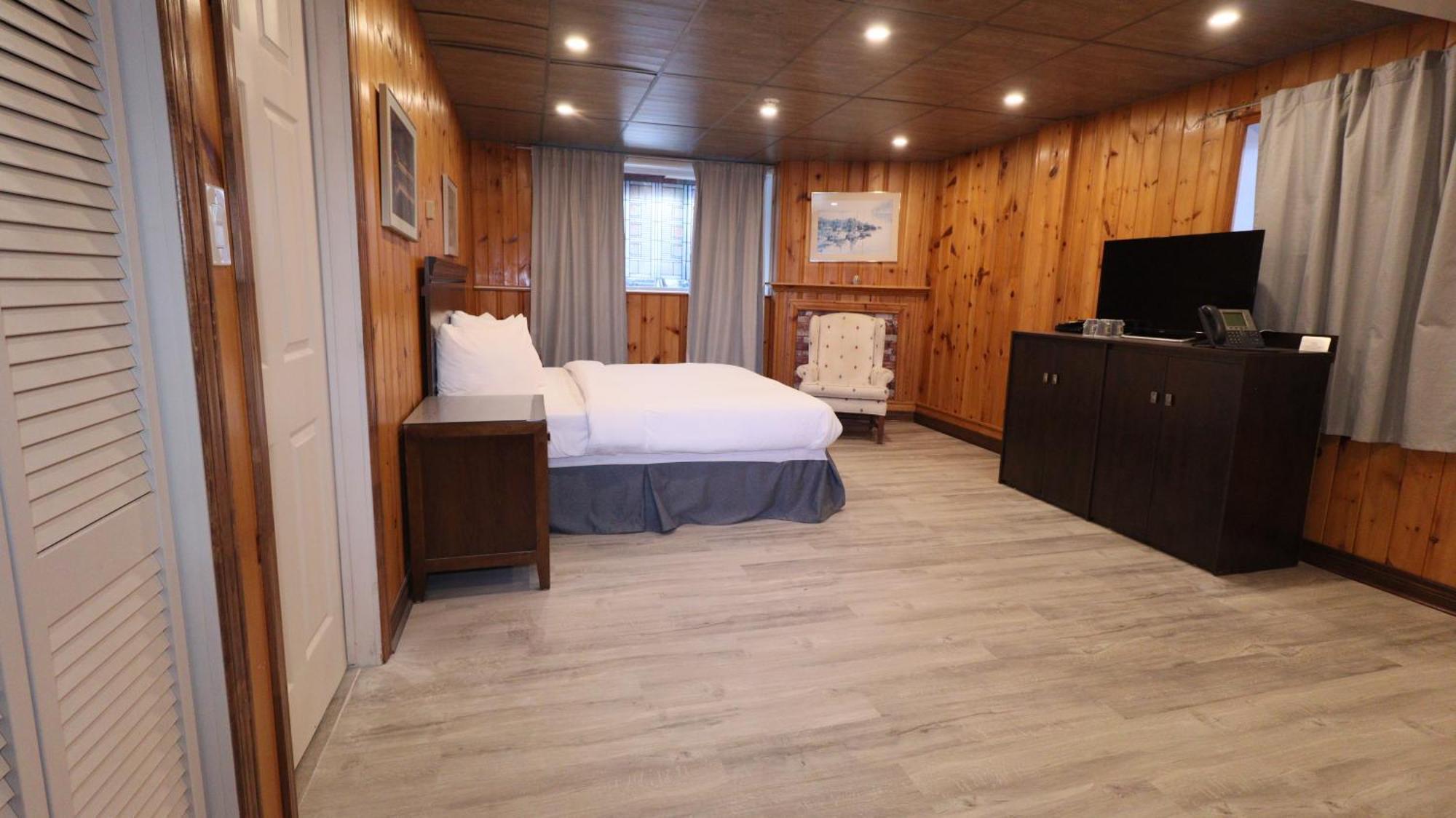 Algonquin Lakeside Inn Dwight Экстерьер фото