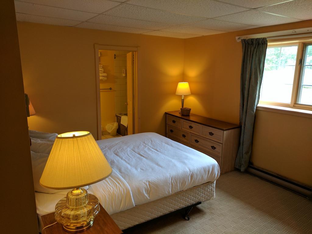 Algonquin Lakeside Inn Dwight Экстерьер фото