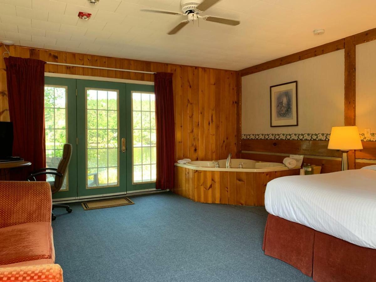 Algonquin Lakeside Inn Dwight Экстерьер фото