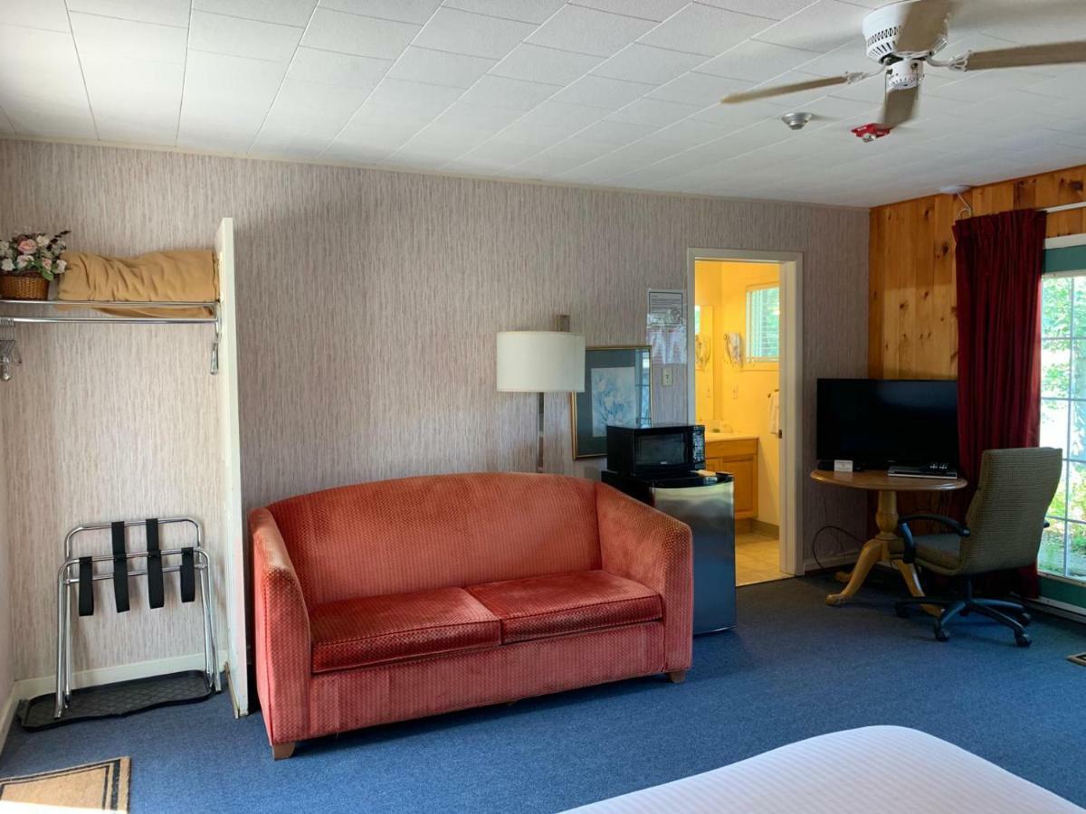 Algonquin Lakeside Inn Dwight Экстерьер фото