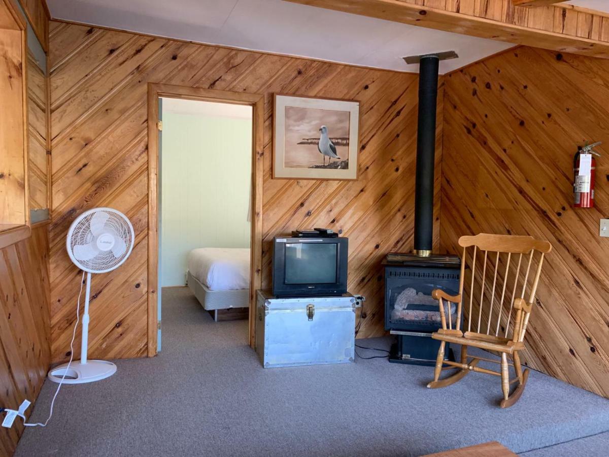 Algonquin Lakeside Inn Dwight Экстерьер фото